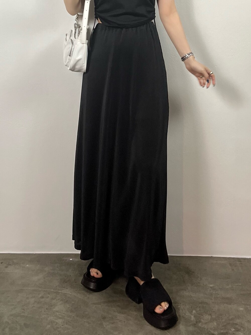 ブラック系のTシャツ/カットソー、ブラック系のスカート、ブラック系のサンダルを着用したレディースの夏コーディネートの7枚目の写真