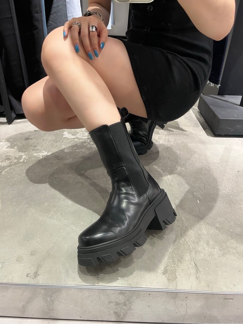 ブラック系のワンピース、ブラック系のブーツを着用したレディースの夏コーディネートの4枚目の写真