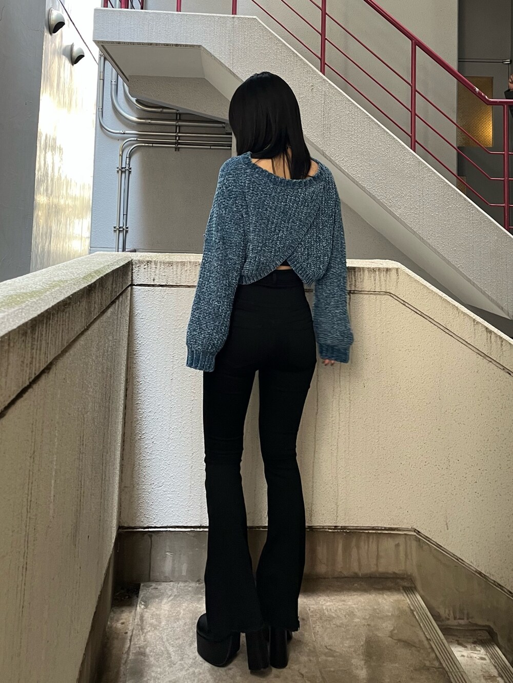 「ニット、ショートニット、モールニット、ブルーニット、ハイウエストデニム、秋コーデ、厚底ブーツ、ショートブーツ、フレアデニム、高身長女子」｜「EMODAのデザインポケットハイウエストフレアパギンス（デニムパンツ、ブラック系）」を使った、丸山幾世子さん（レディース・168cm）の秋コーディネートの3枚目の写真