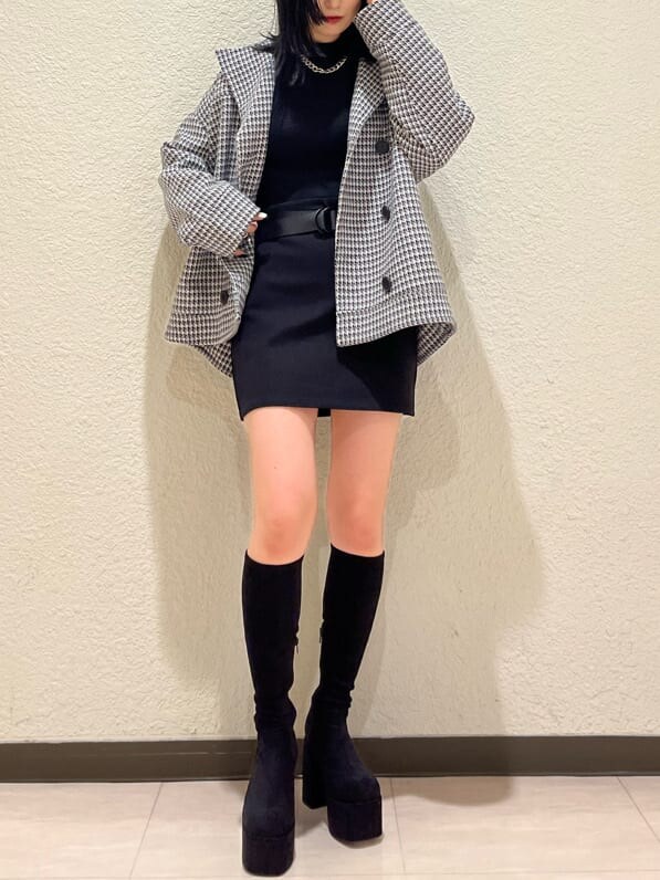 ブラック系のブーツ、その他のテーラードジャケット、ブラック系のスカートを着用したレディースの秋コーディネートの2枚目の写真
