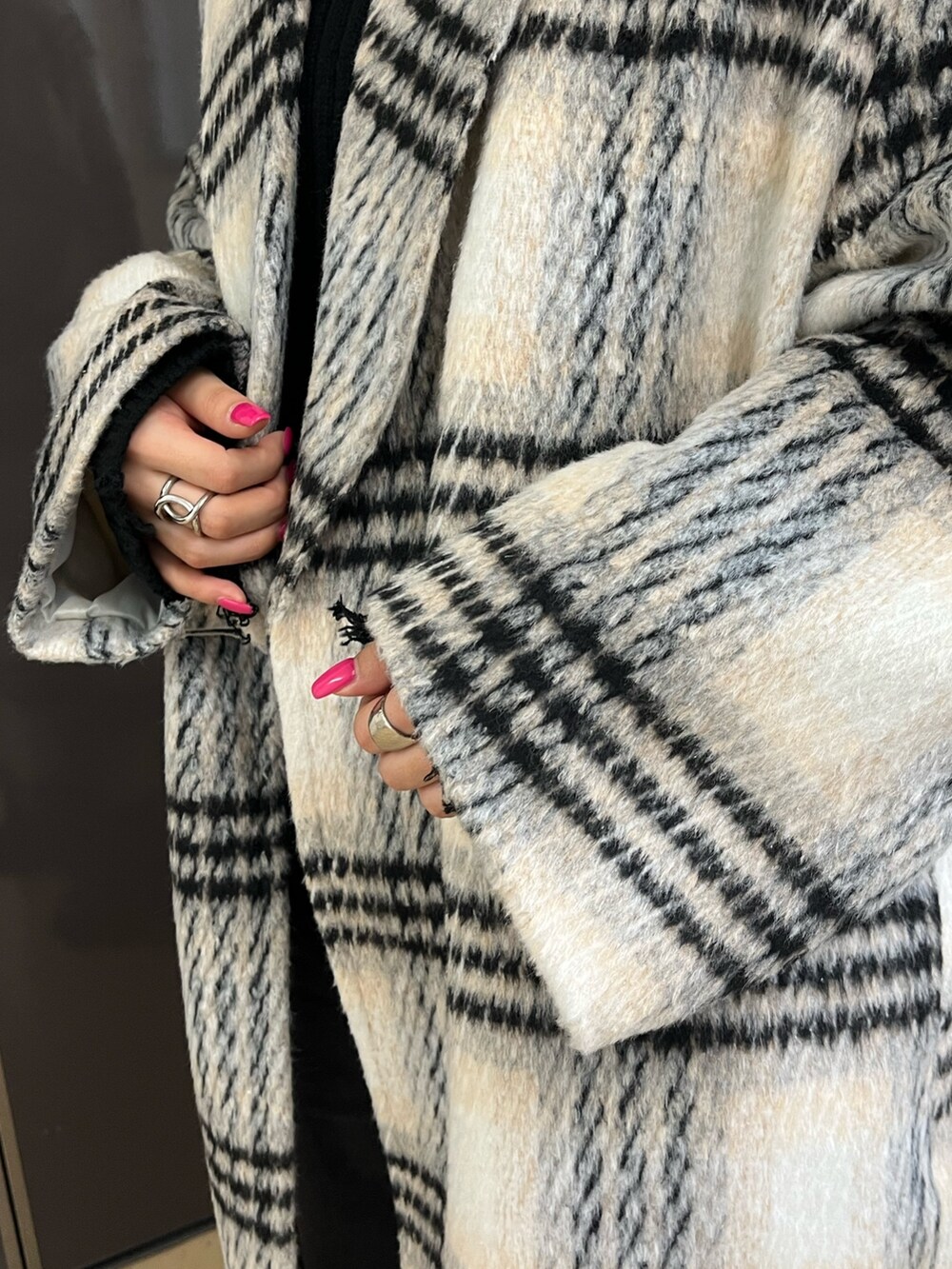 ブラック系のニット/セーター、その他のチェスターコート、グレー系のデニムパンツを着用したレディースの冬コーディネートの5枚目の写真