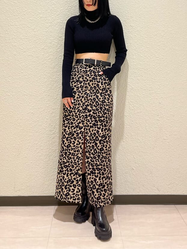 ブラック系のブーツ、ブラック系のニット/セーター、ブラック系のダウンベストを着用したレディースの秋コーディネートの7枚目の写真