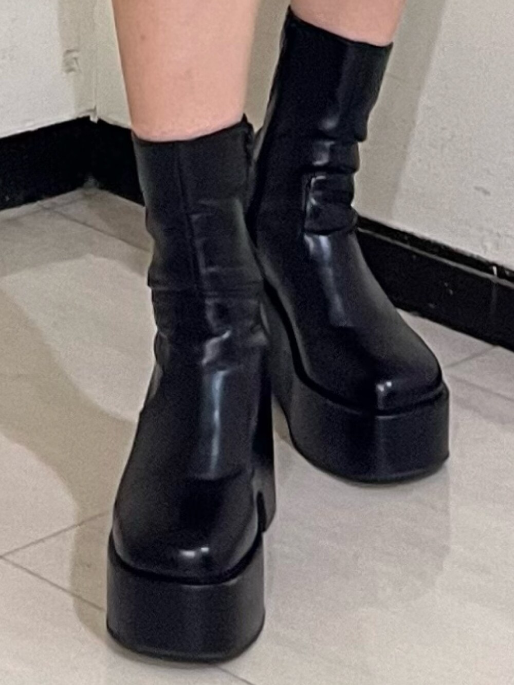 ホワイト系のTシャツ/カットソー、ブラック系のキャミソール、ブラック系のスカートを着用したレディースの春コーディネートの5枚目の写真