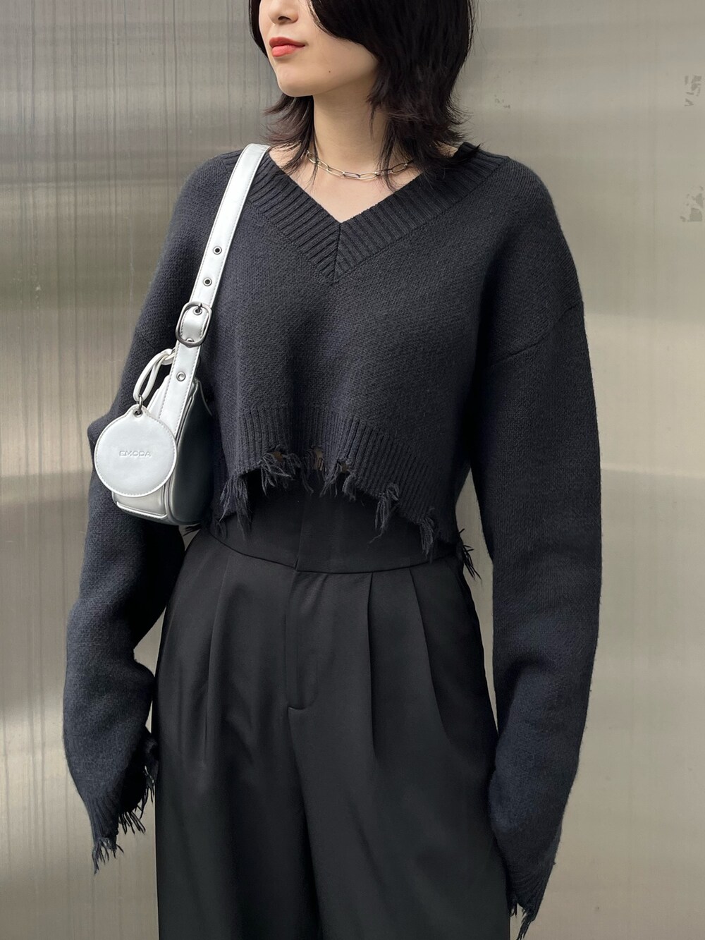 ブラック系のニット/セーター、ブラック系のブーツ、ブラック系のその他パンツを着用したレディースの冬コーディネートの4枚目の写真