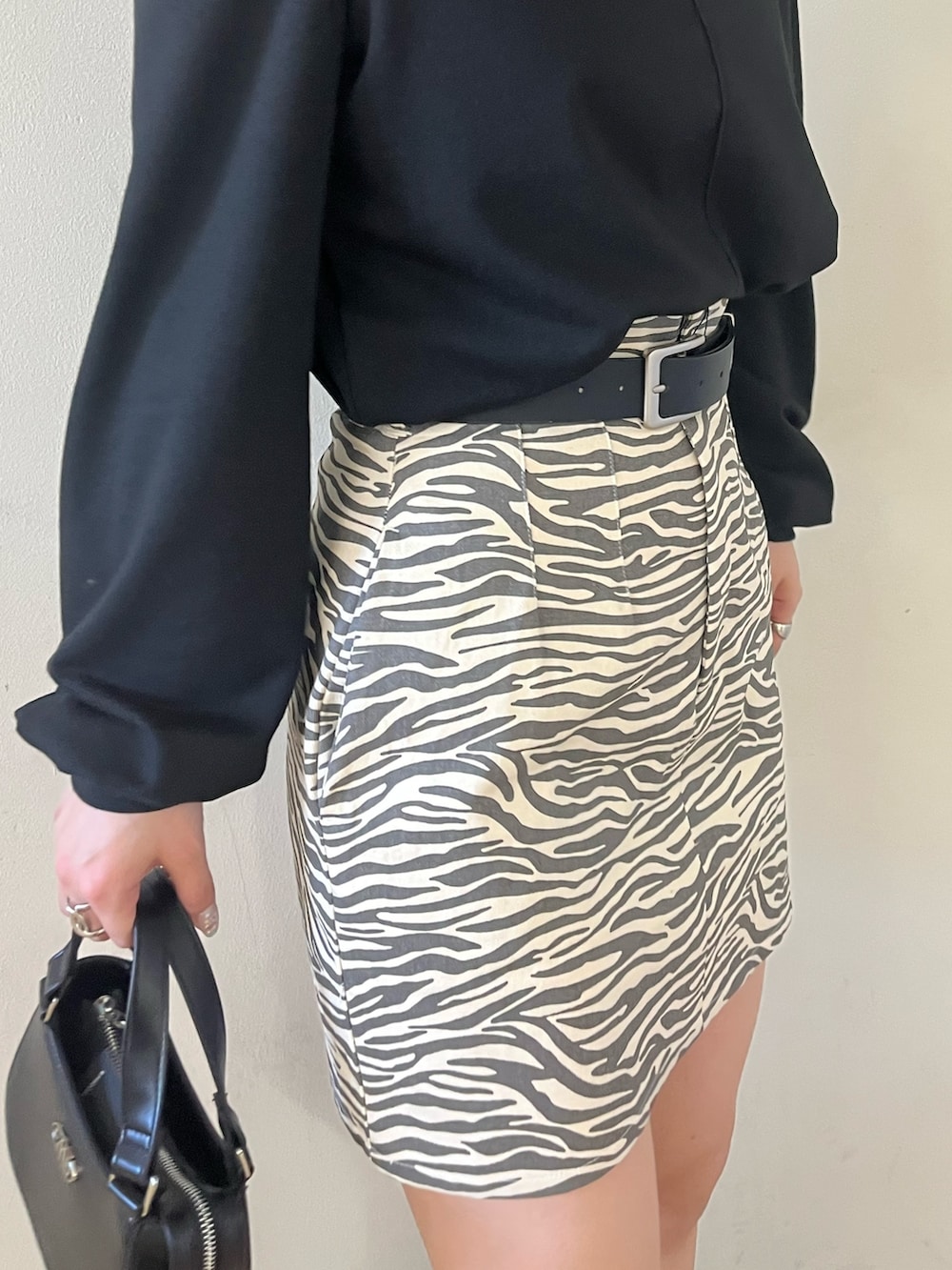 ブラック系のTシャツ/カットソー、その他のスカート、ブラック系のハンドバッグを着用したレディースの春コーディネートの6枚目の写真