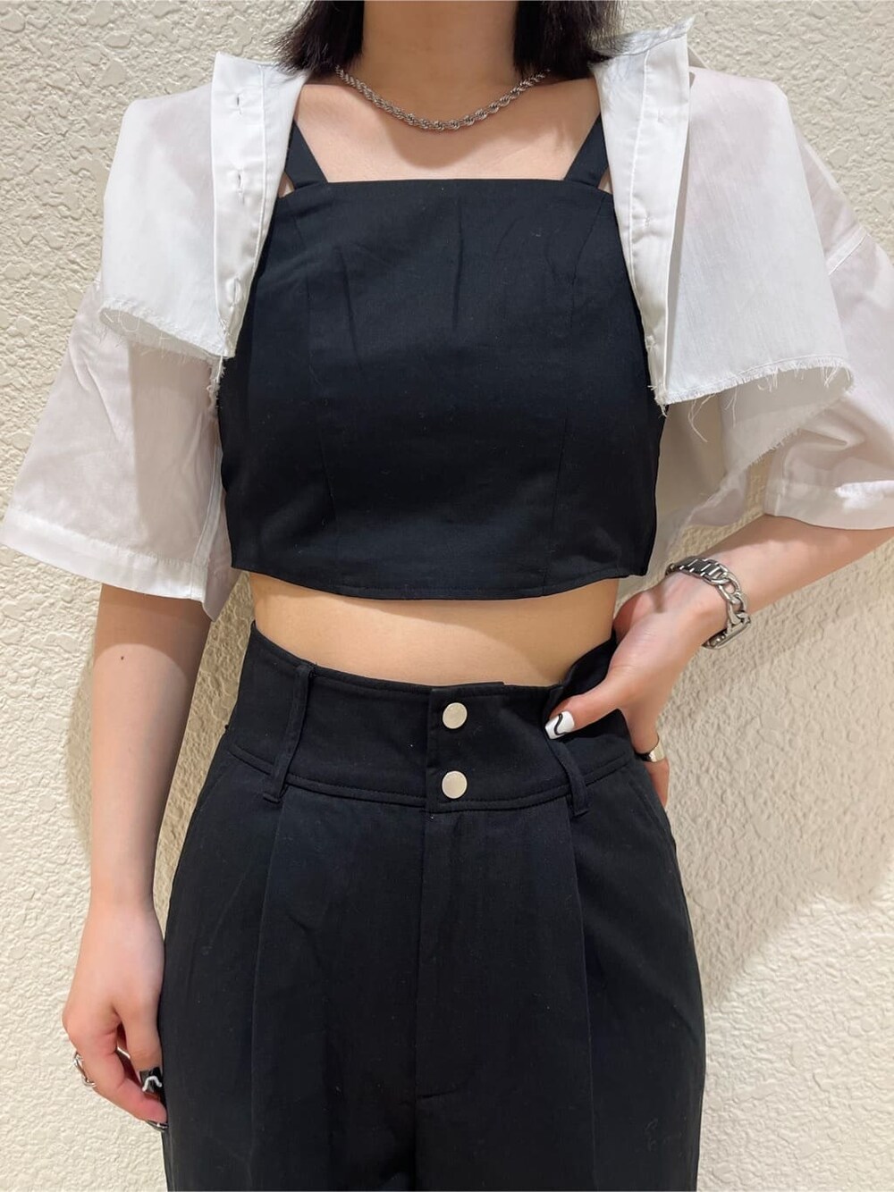 ブラック系のサンダル、ホワイト系のシャツ/ブラウス、ブラック系のその他パンツを着用したレディースの春コーディネートの4枚目の写真