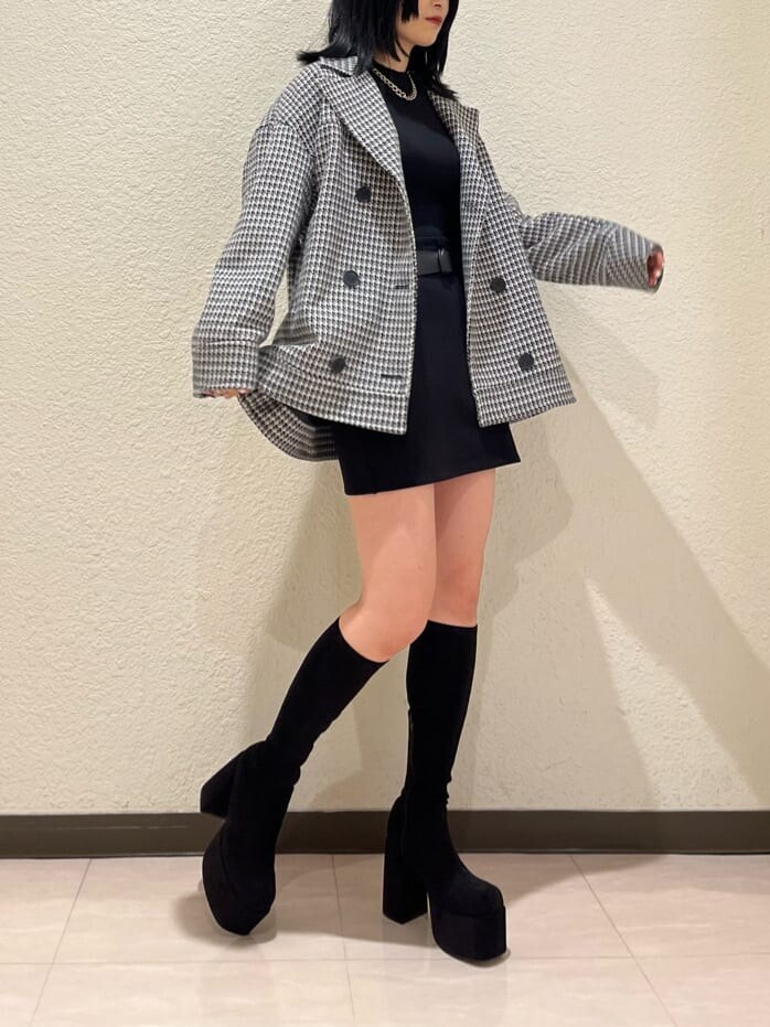 ブラック系のブーツ、その他のテーラードジャケット、ブラック系のスカートを着用したレディースの秋コーディネートの3枚目の写真