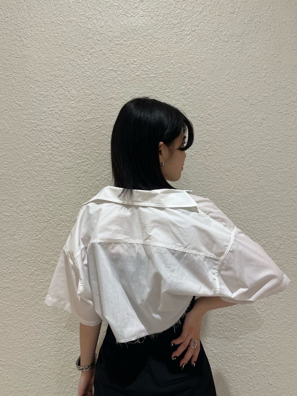 ブラック系のサンダル、ホワイト系のシャツ/ブラウス、ブラック系のその他パンツを着用したレディースの春コーディネートの3枚目の写真