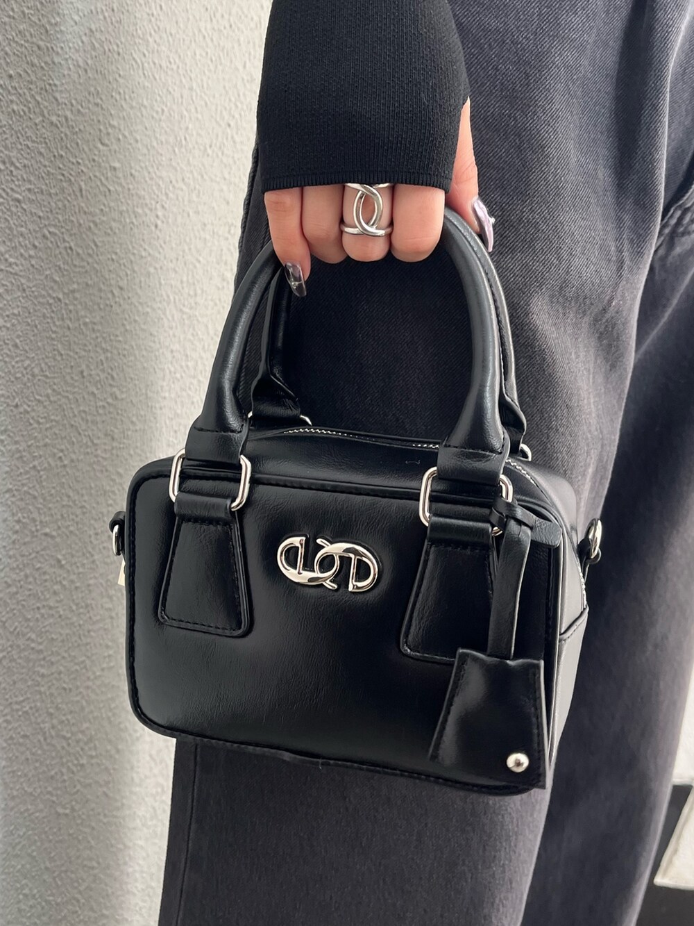 ブラック系のキャミソール、その他のニット/セーター、ブラック系のデニムパンツを着用したレディースの冬コーディネートの8枚目の写真