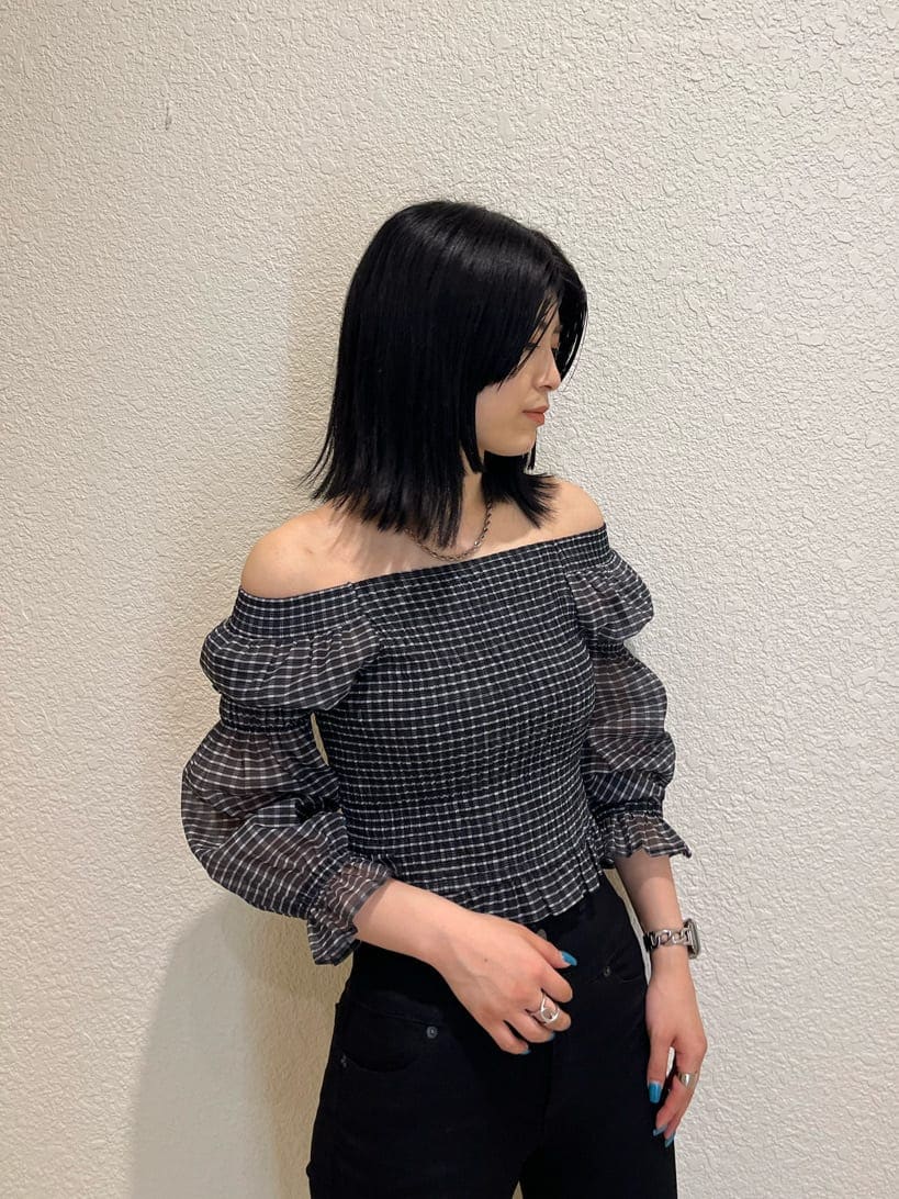 ブラック系のデニムパンツ、ブラック系のサンダル、その他のTシャツ/カットソーを着用したレディースの夏コーディネートの3枚目の写真