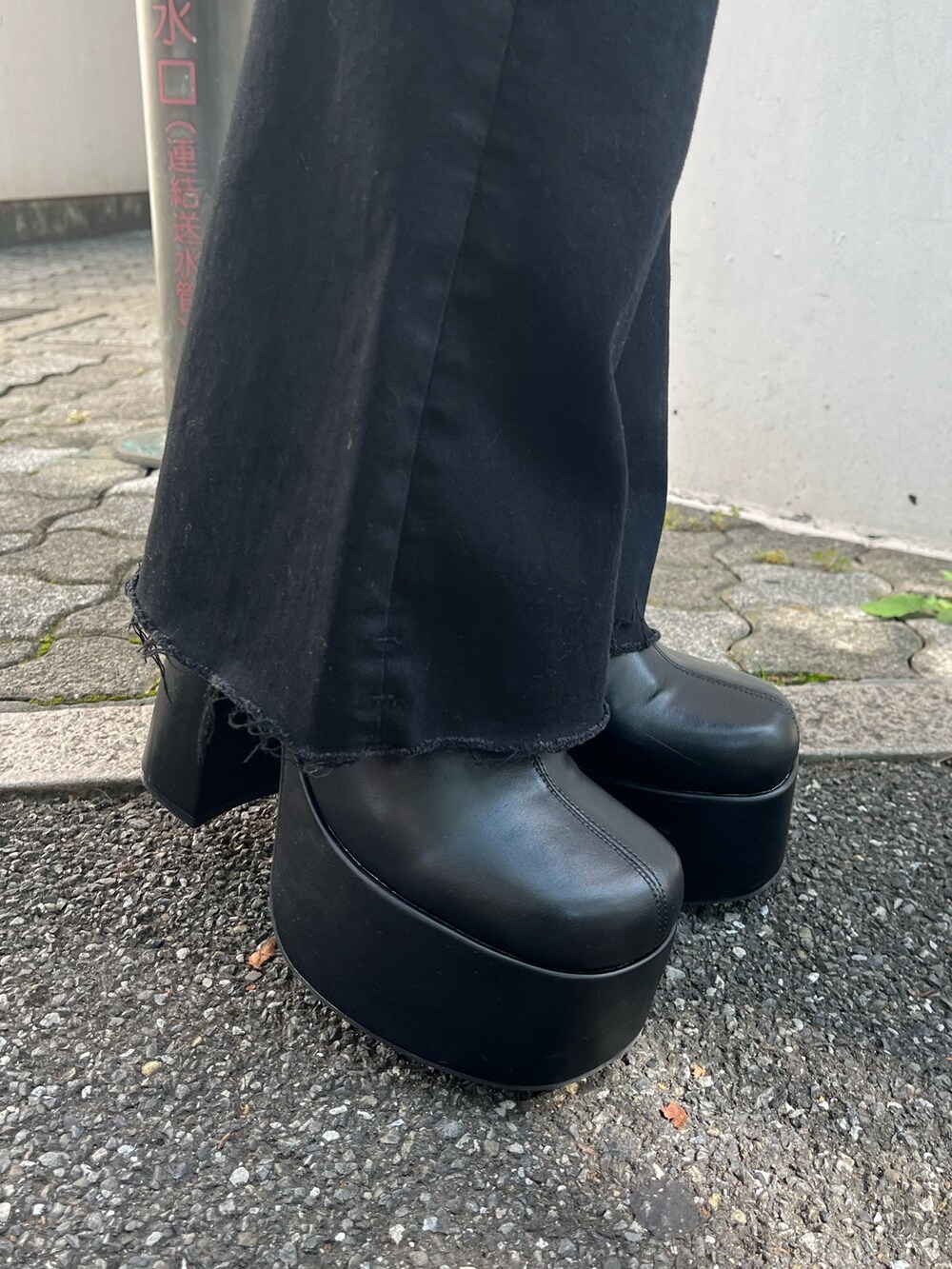 ブラック系のダウンジャケット/コート、その他のニット/セーター、ブラック系のデニムパンツを着用したレディースの秋コーディネートの7枚目の写真