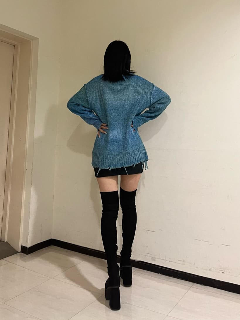 ブラック系のスカート、ブラック系のブーツ、ブラック系のスカートを着用したレディースの秋コーディネートの5枚目の写真