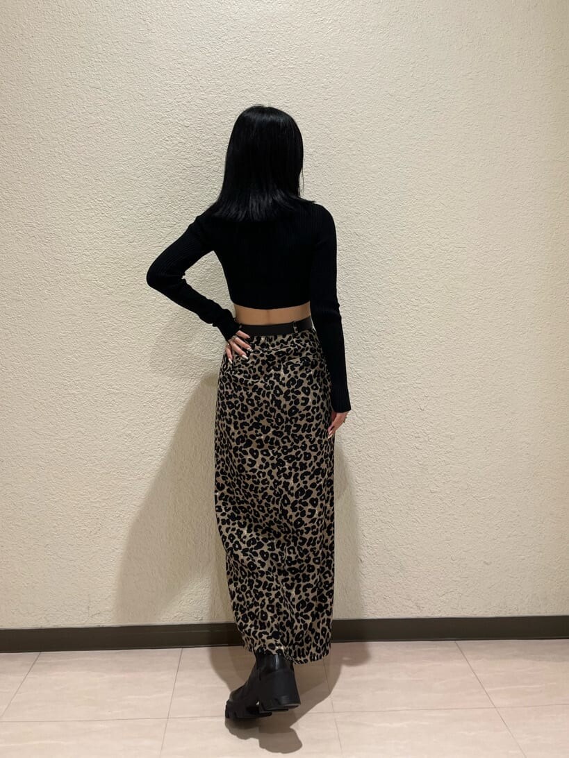 ブラック系のブーツ、ブラック系のニット/セーター、ブラック系のダウンベストを着用したレディースの秋コーディネートの8枚目の写真