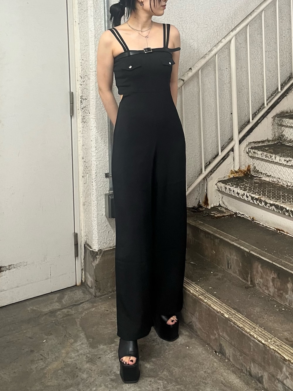 ブラック系のつなぎ/オールインワン、ブラック系のサンダルを着用したレディースの夏コーディネートの2枚目の写真