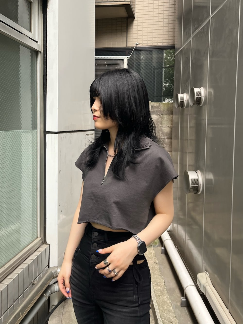 グレー系のTシャツ/カットソー、ブラック系のデニムパンツ、ブラック系のサンダルを着用したレディースの夏コーディネートの4枚目の写真