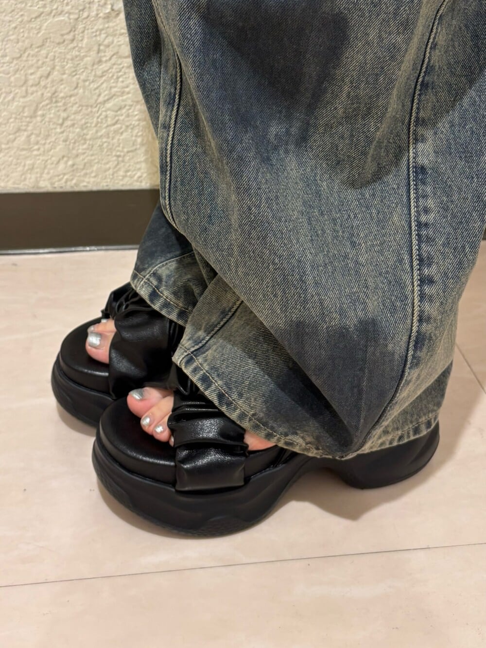 ブラック系のサンダル、グレー系のTシャツ/カットソー、グレー系のその他パンツを着用したレディースの夏コーディネートの6枚目の写真