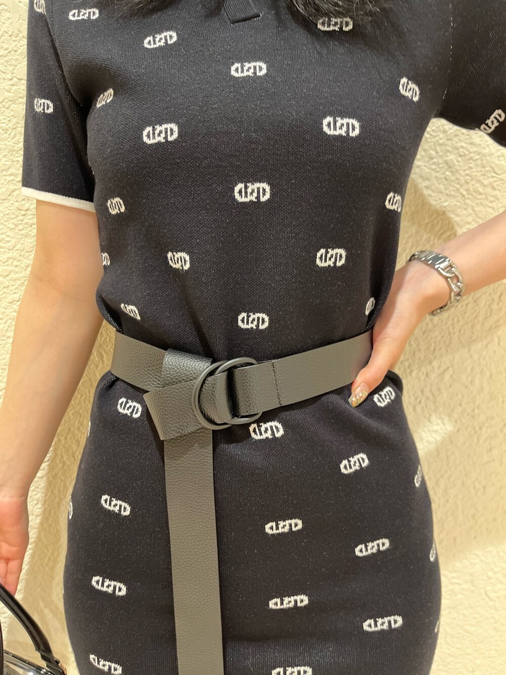 ブラック系のワンピース、その他のハンドバッグ、ブラック系のサンダルを着用したレディースの春コーディネートの7枚目の写真