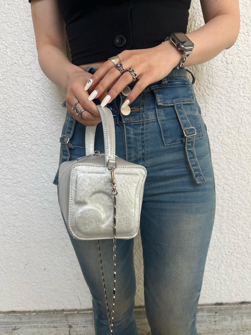 ブラック系のTシャツ/カットソー、ブルー系のデニムパンツ、シルバー系のハンドバッグを着用したレディースの夏コーディネートの8枚目の写真