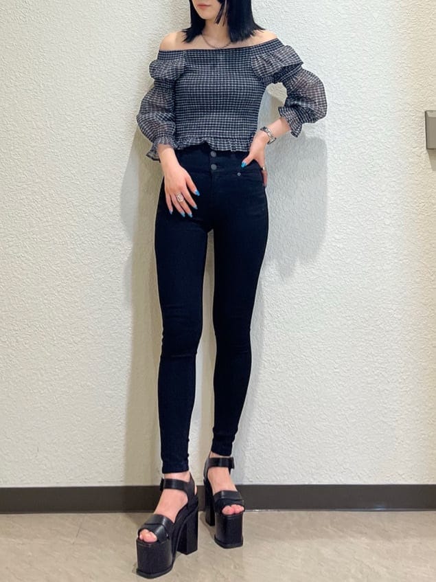 ブラック系のデニムパンツ、ブラック系のサンダル、その他のTシャツ/カットソーを着用したレディースの夏コーディネートの2枚目の写真