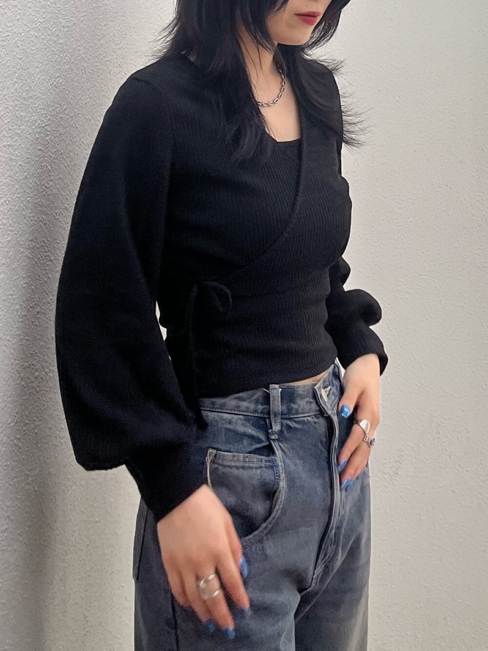 ブルー系のデニムパンツ、ブラック系のサンダル、シルバー系のネックレスを着用したレディースの夏コーディネートの4枚目の写真