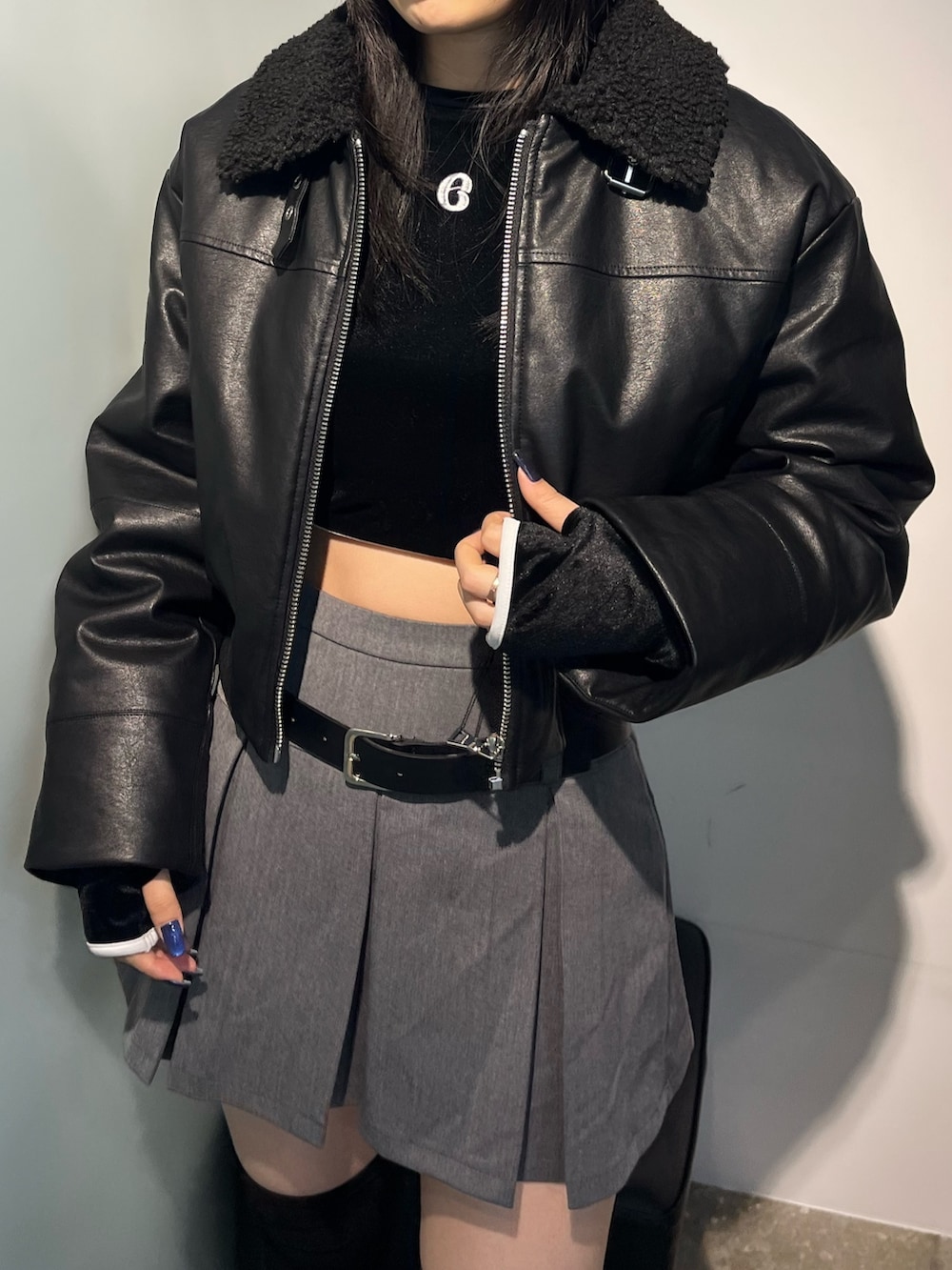 ブラック系のTシャツ/カットソー、ブラック系のブルゾン、グレー系のスカートを着用したレディースの秋コーディネートの5枚目の写真