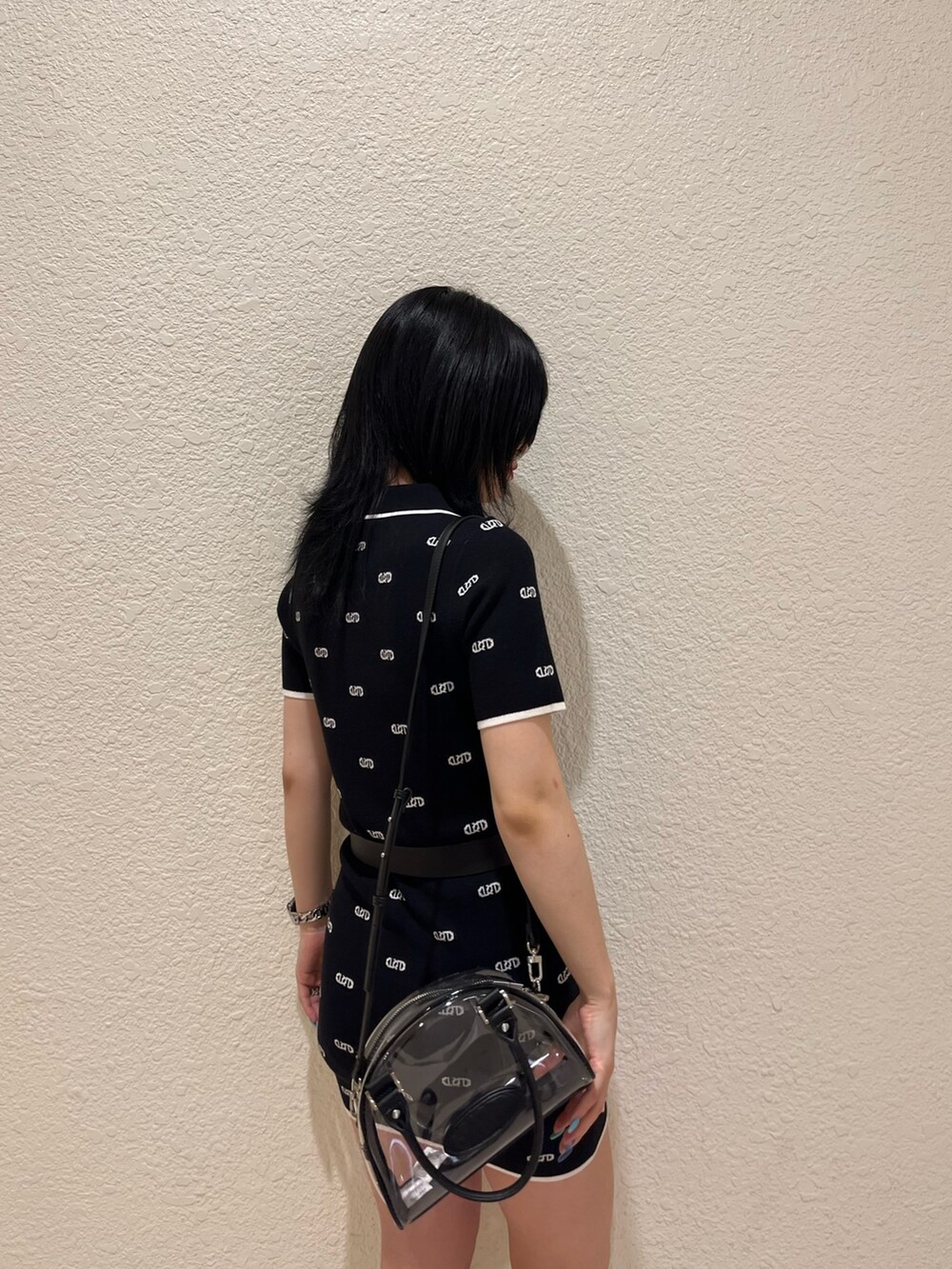 ブラック系のワンピース、その他のハンドバッグ、ブラック系のサンダルを着用したレディースの春コーディネートの6枚目の写真