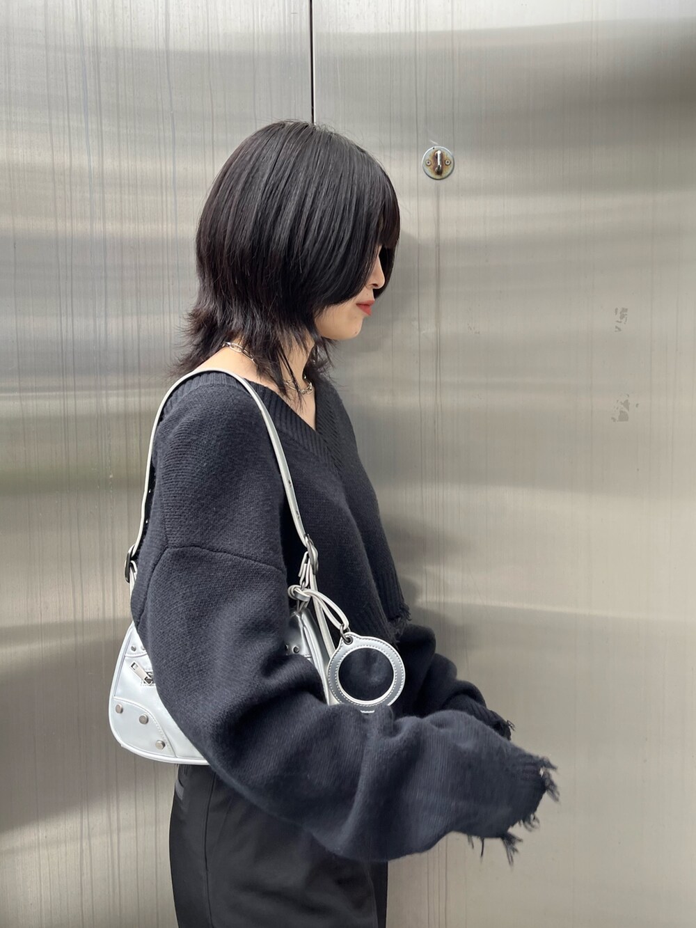 ブラック系のニット/セーター、ブラック系のブーツ、ブラック系のその他パンツを着用したレディースの冬コーディネートの5枚目の写真