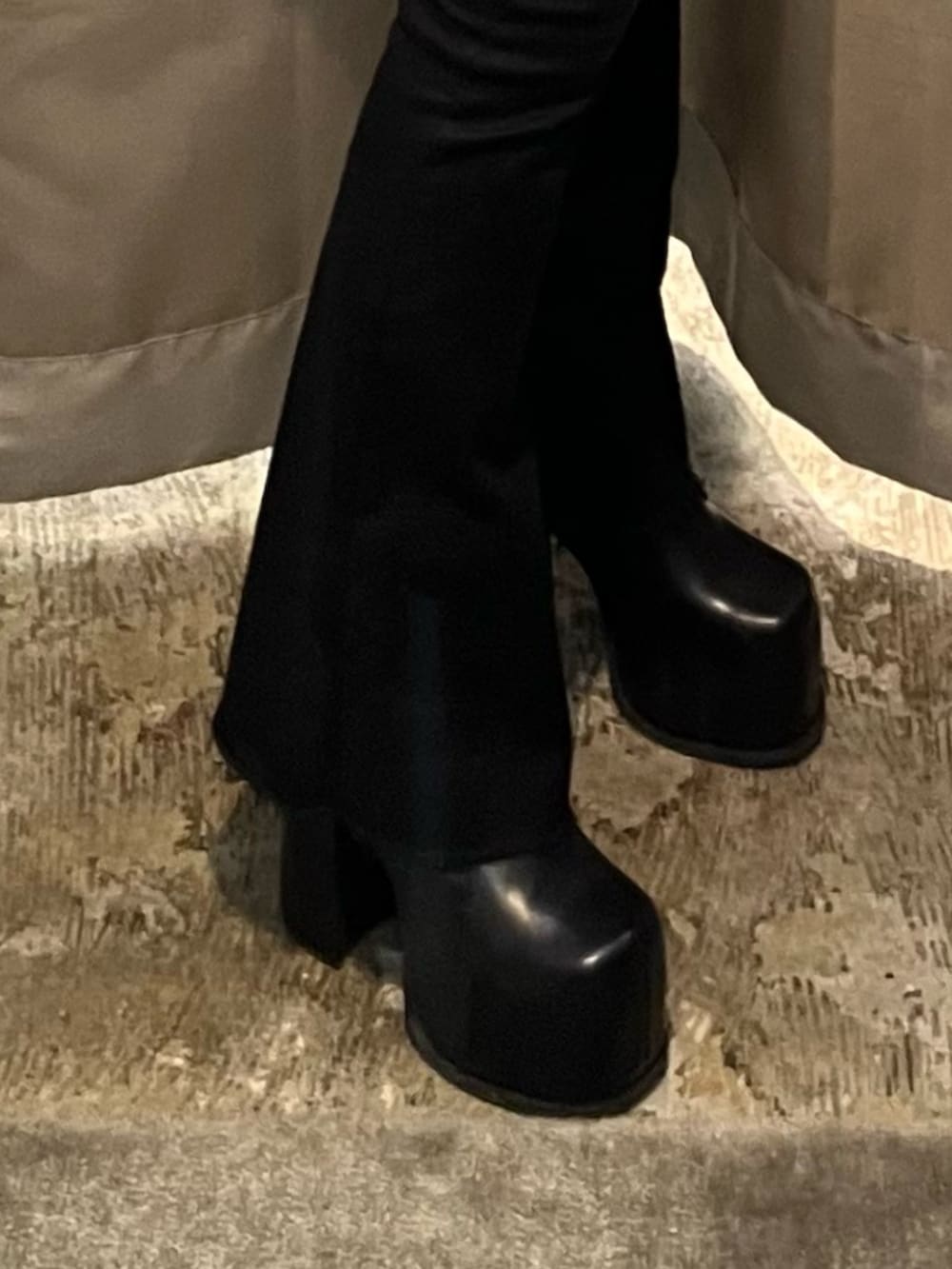 ブラック系のニット/セーター、ブラック系のデニムパンツ、ブラック系のブーツを着用したレディースの冬コーディネートの7枚目の写真