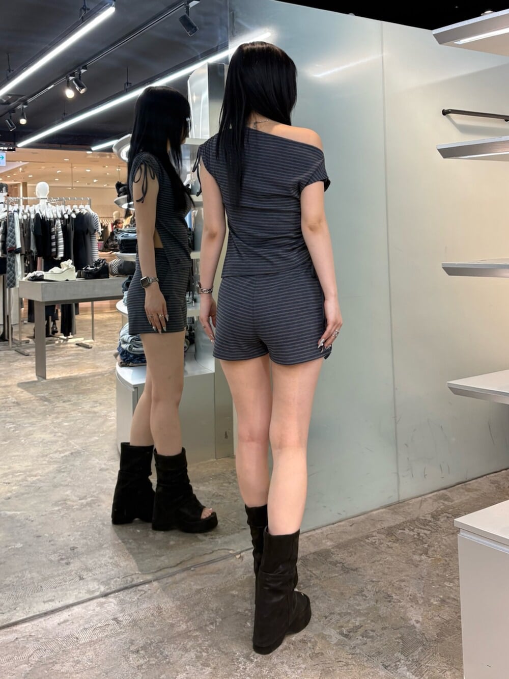 グレー系のTシャツ/カットソー、グレー系のその他パンツ、ブラック系のその他シューズを着用したレディースの夏コーディネートの3枚目の写真