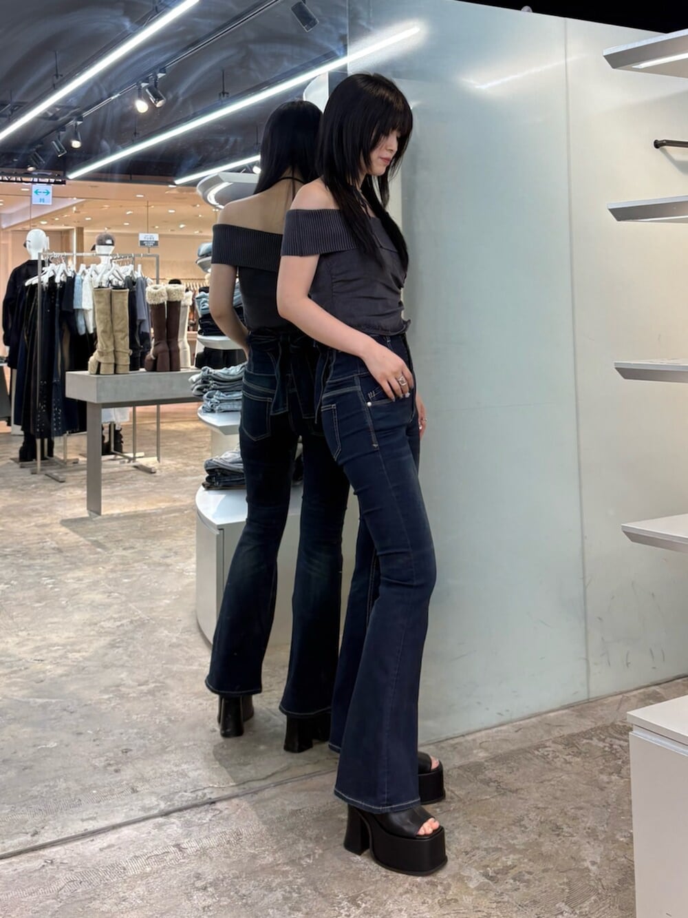 ブラック系のサンダル、ブルー系のデニムパンツ、ブラック系のニット/セーターを着用したレディースの夏コーディネートの2枚目の写真