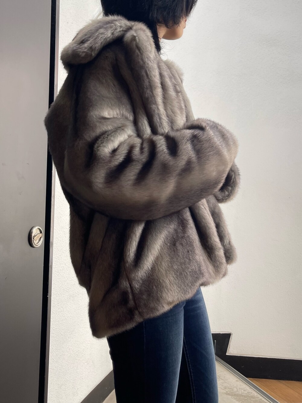 ブラック系のローファー、ブルー系のデニムパンツ、グレー系のその他アウターを着用したレディースの秋コーディネートの6枚目の写真