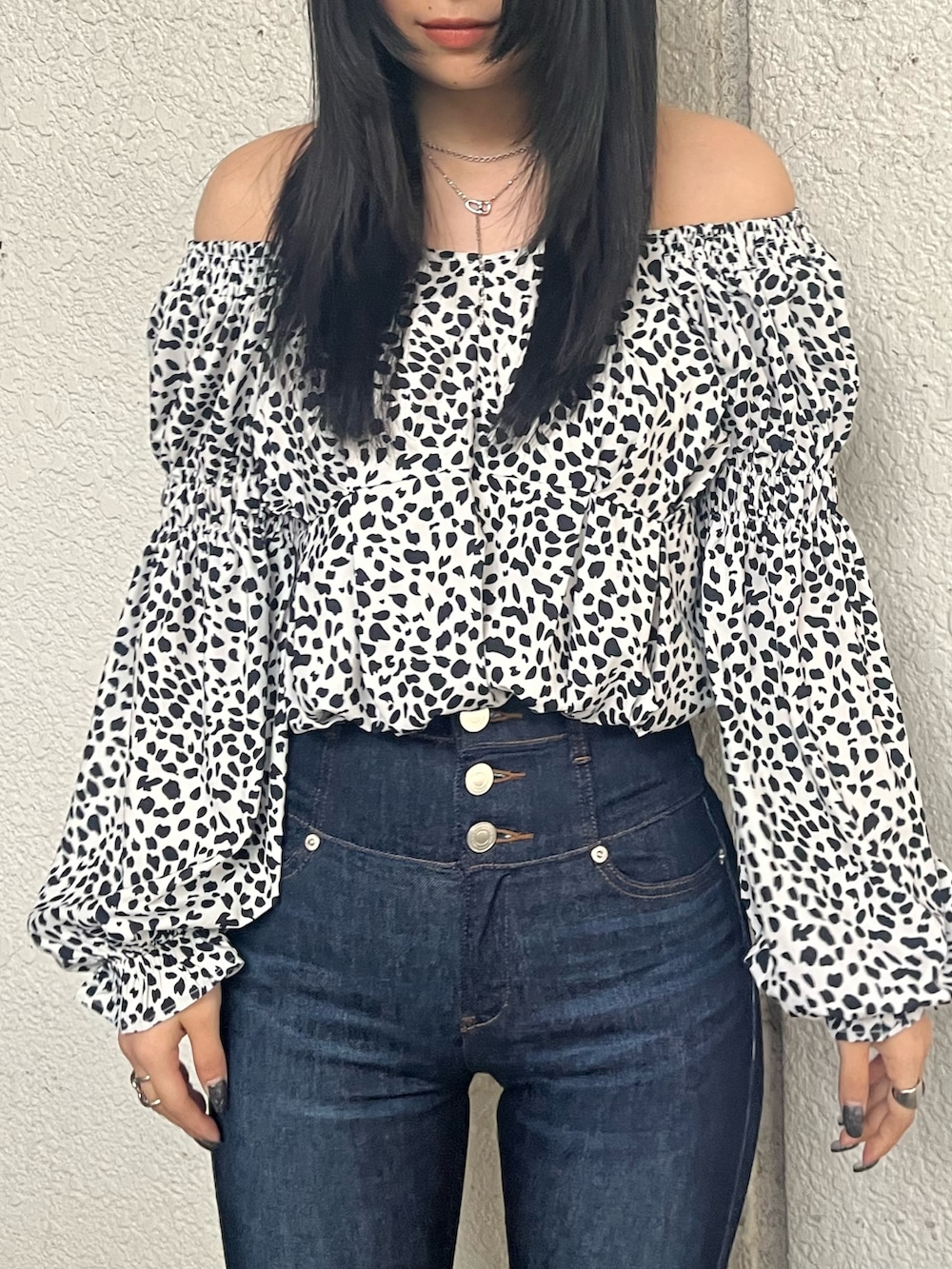 その他のTシャツ/カットソー、ブルー系のデニムパンツ、ブラック系のサンダルを着用したレディースの春コーディネートの5枚目の写真
