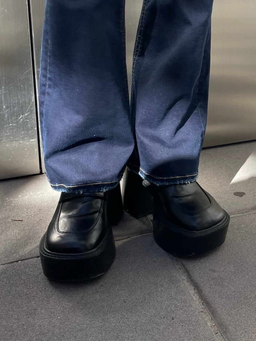 ブラック系のローファー、ブルー系のデニムパンツ、グレー系のその他アウターを着用したレディースの秋コーディネートの8枚目の写真