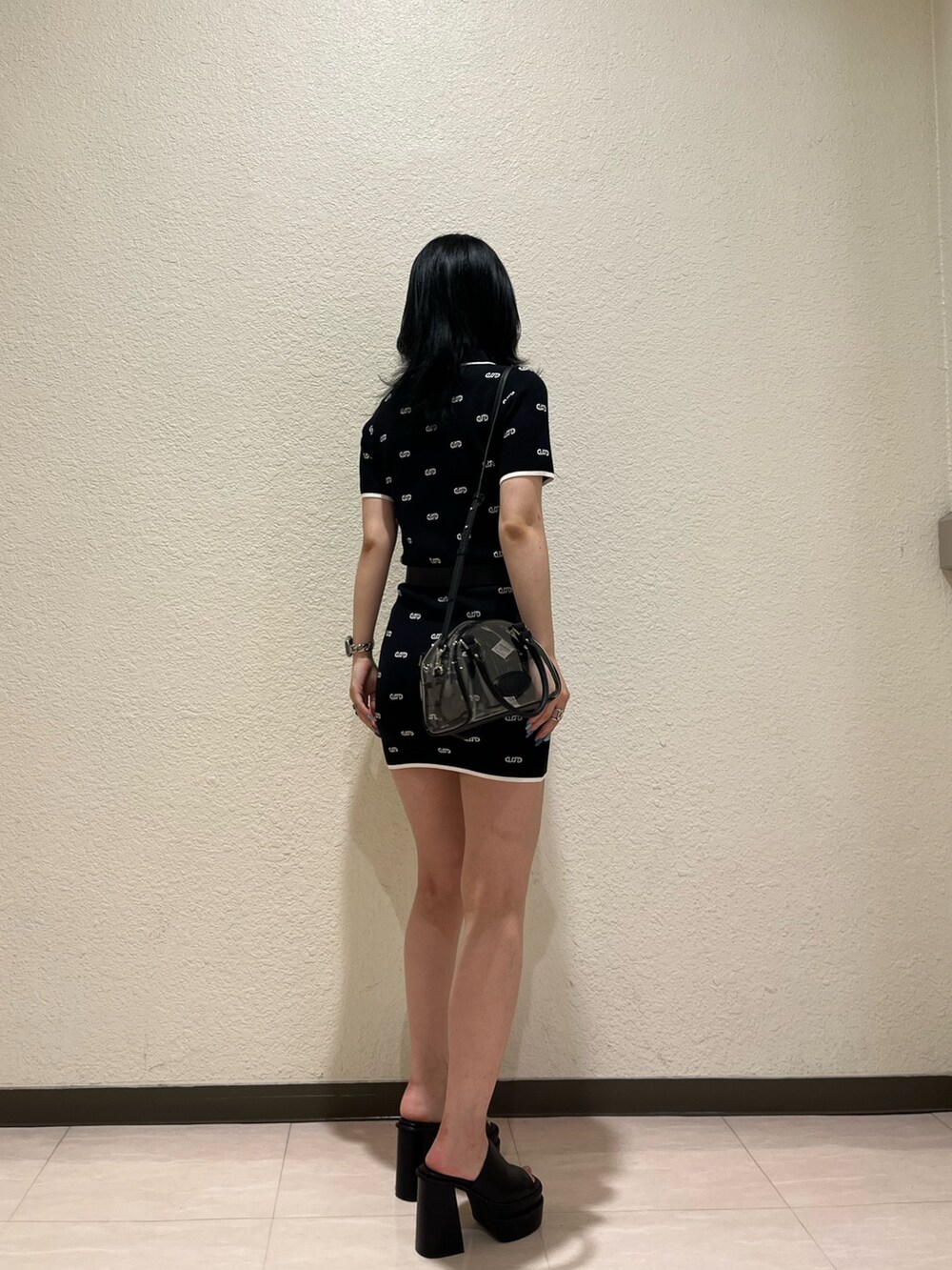 ブラック系のワンピース、その他のハンドバッグ、ブラック系のサンダルを着用したレディースの春コーディネートの4枚目の写真