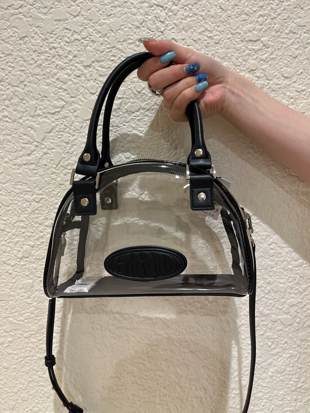 ブラック系のワンピース、その他のハンドバッグ、ブラック系のサンダルを着用したレディースの春コーディネートの8枚目の写真