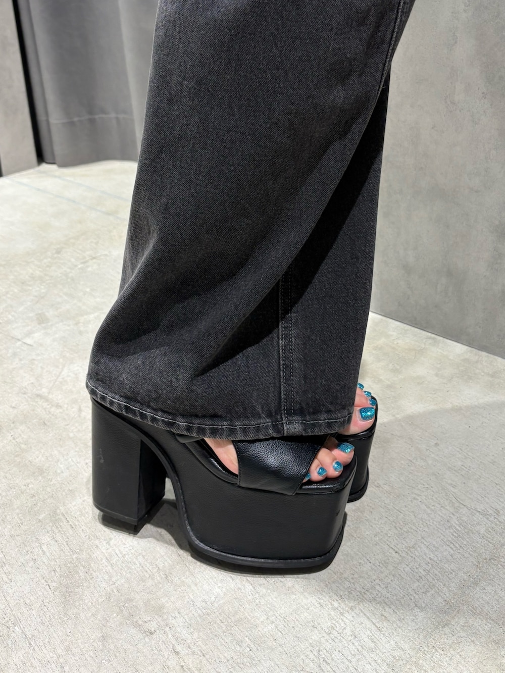 ブラウン系のTシャツ/カットソー、ブラック系のデニムパンツ、ブラック系のサンダルを着用したレディースの夏コーディネートの6枚目の写真