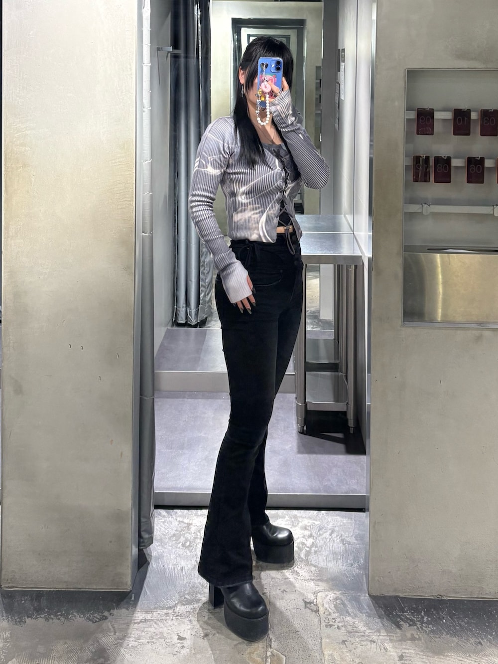 その他のニット/セーター、ブラック系のデニムパンツ、ブラック系のブーツを着用したレディースの冬コーディネートの2枚目の写真