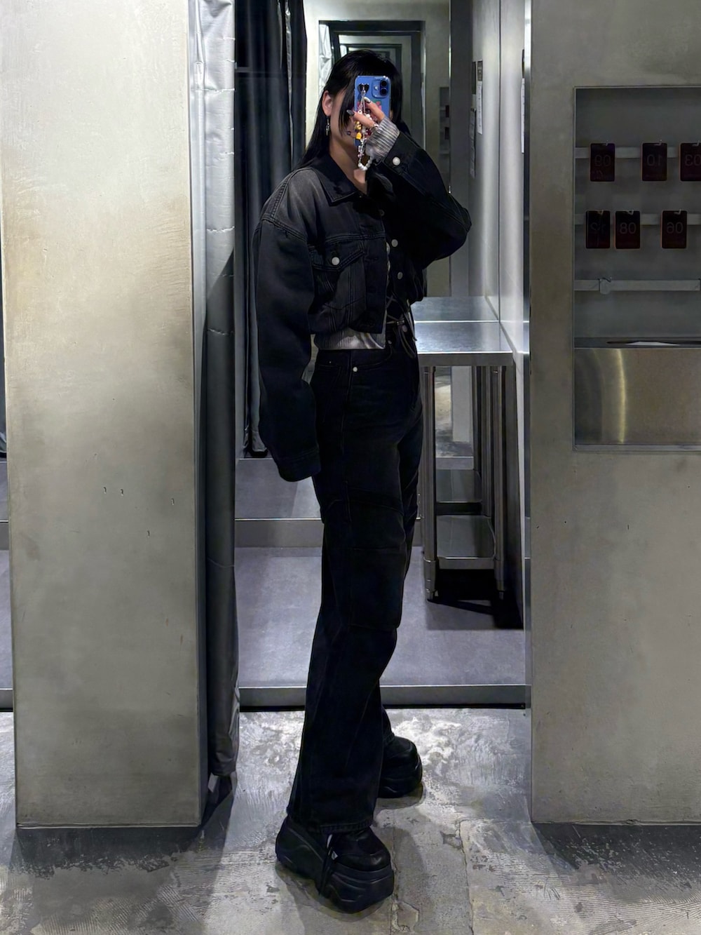 その他のニット/セーター、ブラック系のデニムパンツ、ブラック系のスニーカーを着用したレディースの冬コーディネートの2枚目の写真