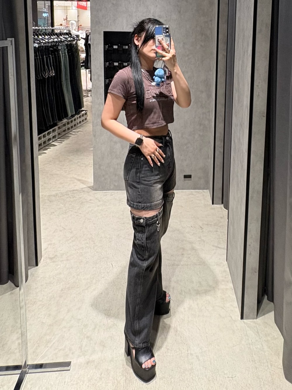 ブラウン系のTシャツ/カットソー、ブラック系のデニムパンツ、ブラック系のサンダルを着用したレディースの夏コーディネートの2枚目の写真