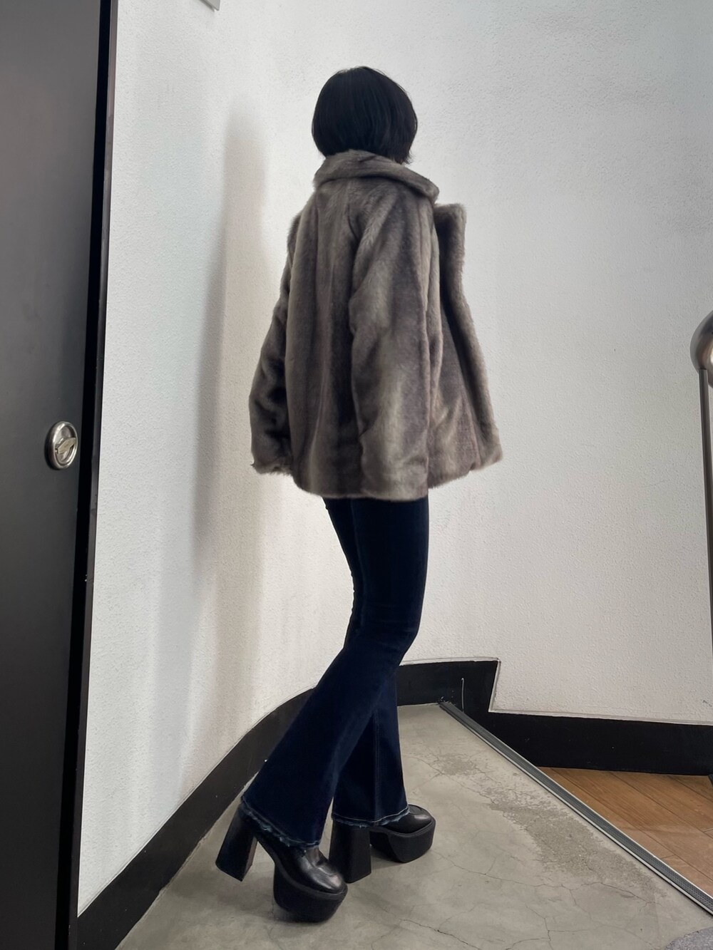 ブラック系のローファー、ブルー系のデニムパンツ、グレー系のその他アウターを着用したレディースの秋コーディネートの4枚目の写真