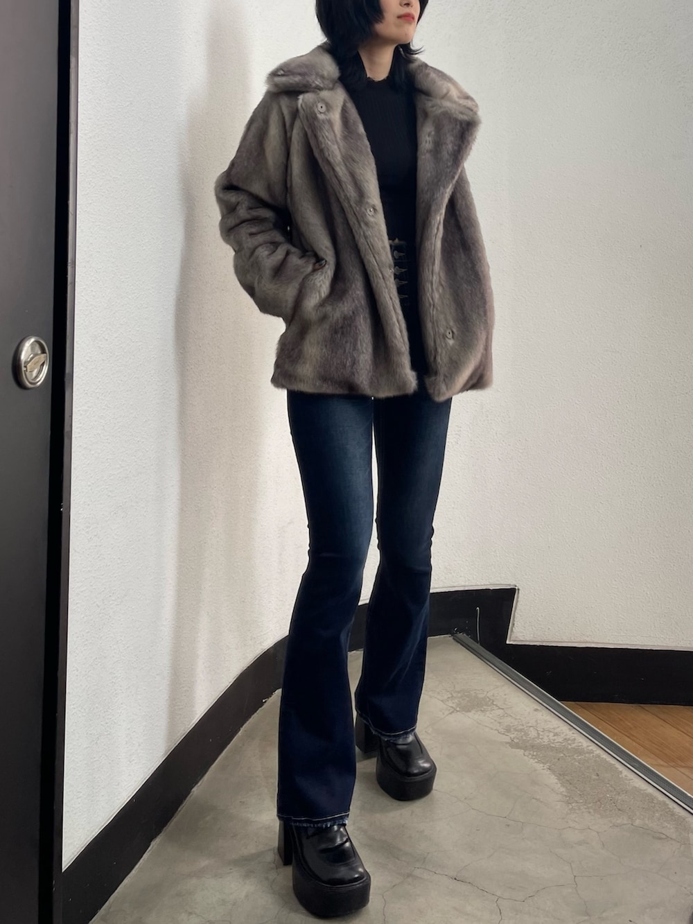 ブラック系のローファー、ブルー系のデニムパンツ、グレー系のその他アウターを着用したレディースの秋コーディネートの2枚目の写真