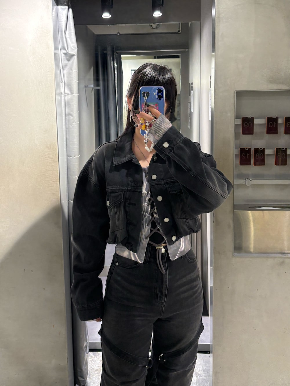 その他のニット/セーター、ブラック系のデニムパンツ、ブラック系のスニーカーを着用したレディースの冬コーディネートの4枚目の写真