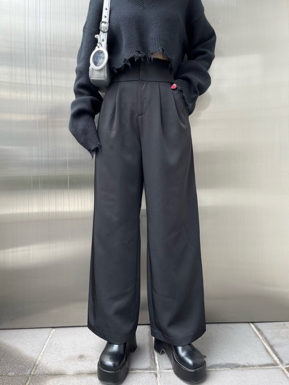 ブラック系のニット/セーター、ブラック系のブーツ、ブラック系のその他パンツを着用したレディースの冬コーディネートの7枚目の写真