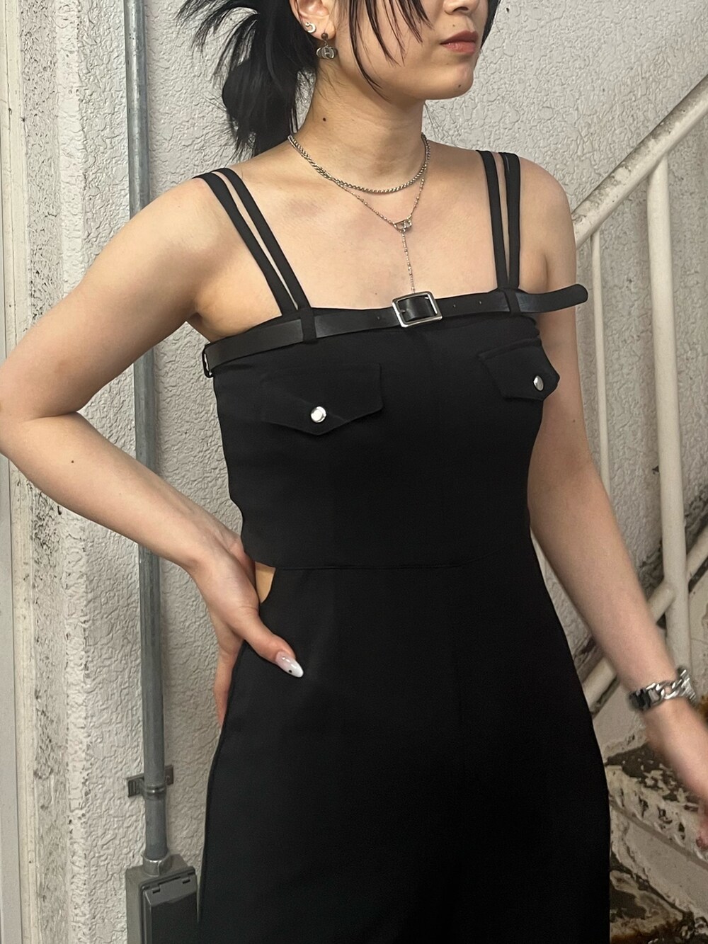 ブラック系のつなぎ/オールインワン、ブラック系のサンダルを着用したレディースの夏コーディネートの4枚目の写真