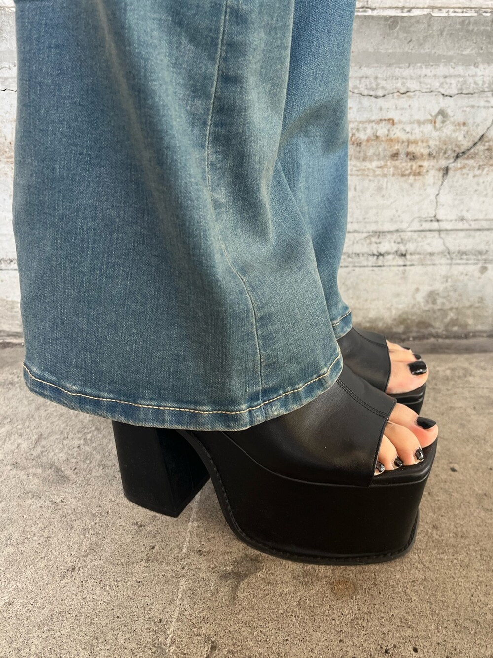 ブラック系のTシャツ/カットソー、ブルー系のデニムパンツ、シルバー系のハンドバッグを着用したレディースの夏コーディネートの7枚目の写真