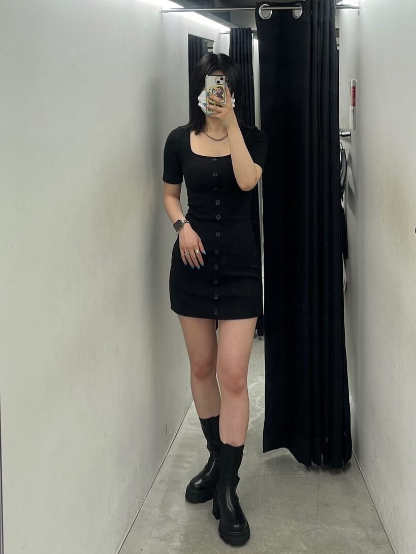 ブラック系のワンピース、ブラック系のブーツを着用したレディースの夏コーディネートの2枚目の写真