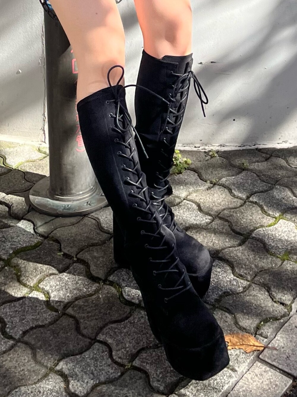 ピンク系のニット/セーター、ブラック系のスカート、ブラック系のハンドバッグを着用したレディースの冬コーディネートの7枚目の写真