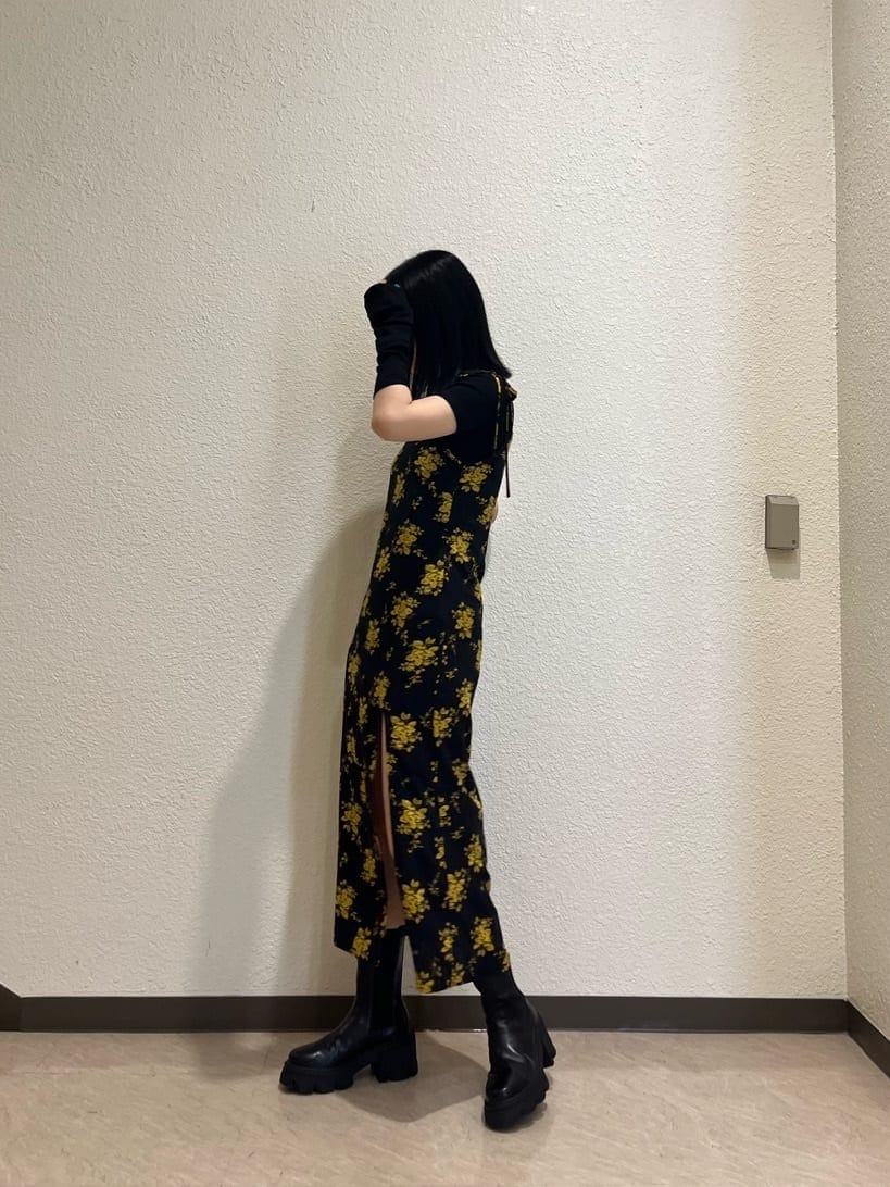 ブラック系のTシャツ/カットソー、その他のワンピース、ブラック系のブーツを着用したレディースの夏コーディネートの3枚目の写真