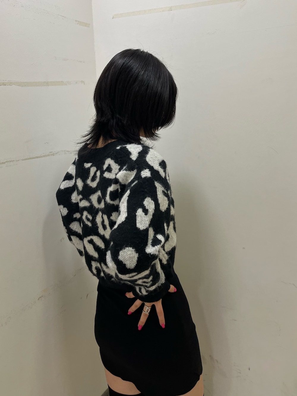 ブラック系のカーディガン/ボレロ、ブラック系のスカート、ブラック系のブーツを着用したレディースの冬コーディネートの5枚目の写真