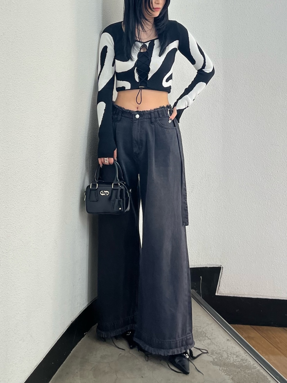 ブラック系のキャミソール、その他のニット/セーター、ブラック系のデニムパンツを着用したレディースの冬コーディネートの2枚目の写真